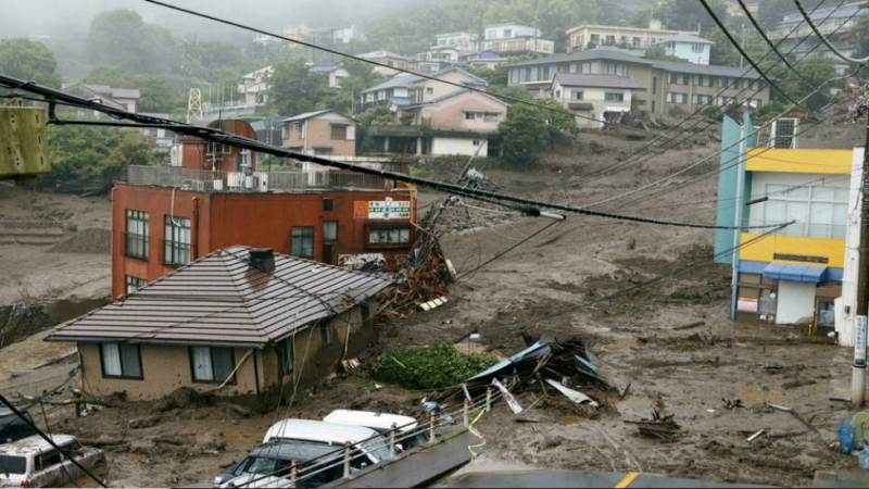 Japon: une vingtaine de personnes portées disparues après des glissements de terrain